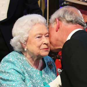 La reine Elizabeth II accueillie par son fils le prince Charles pour le spectacle équestre présenté le 15 mai 2016 au château de Windsor en l'honneur des 90 ans de la reine Elizabeth II.