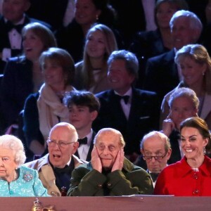 Camilla Parker Bowles, la princesse Eugenie et la princesse Beatrice d'York, le roi du Bahrein, Hamed ben Issa Al Khalifa, la reine Elizabeth II, le prince Philip et la duchesse Catherine de Cambridge lors du spectacle équestre présenté le 15 mai 2016 au château de Windsor en l'honneur des 90 ans de la reine Elizabeth II.