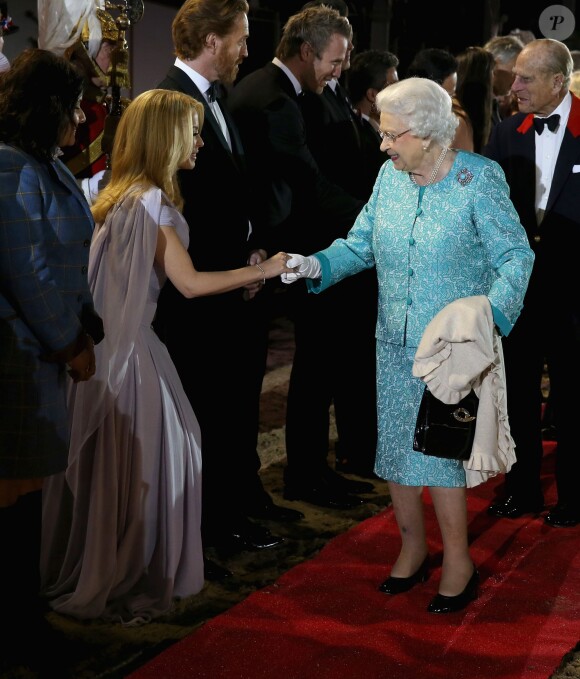 Kylie Minogue et la reine Elizabeth II lors du spectacle équestre présenté le 15 mai 2016 au château de Windsor en l'honneur des 90 ans de la reine Elizabeth II.