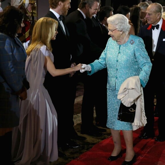 Kylie Minogue et la reine Elizabeth II lors du spectacle équestre présenté le 15 mai 2016 au château de Windsor en l'honneur des 90 ans de la reine Elizabeth II.