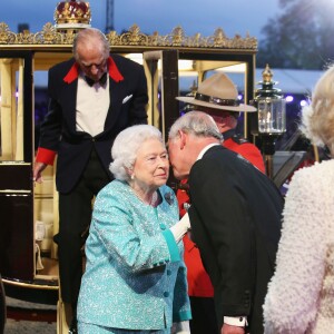 La reine Elizabeth II accueillie par son fils le prince Charles pour le spectacle équestre présenté le 15 mai 2016 au château de Windsor en l'honneur des 90 ans de la reine Elizabeth II.