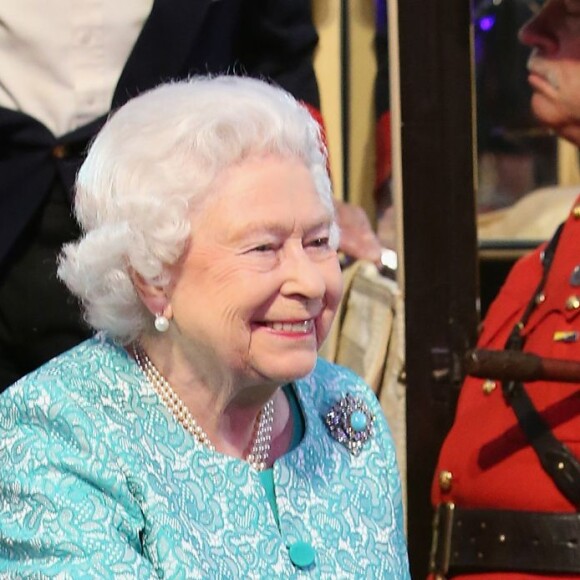 La reine Elizabeth II et son fils le prince Charles lors du spectacle équestre présenté le 15 mai 2016 au château de Windsor en l'honneur des 90 ans de la reine Elizabeth II.