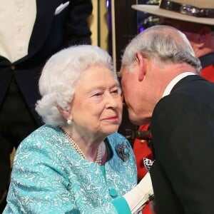 La reine Elizabeth II accueillie par son fils le prince Charles pour le spectacle équestre présenté le 15 mai 2016 au château de Windsor en l'honneur des 90 ans de la reine Elizabeth II.