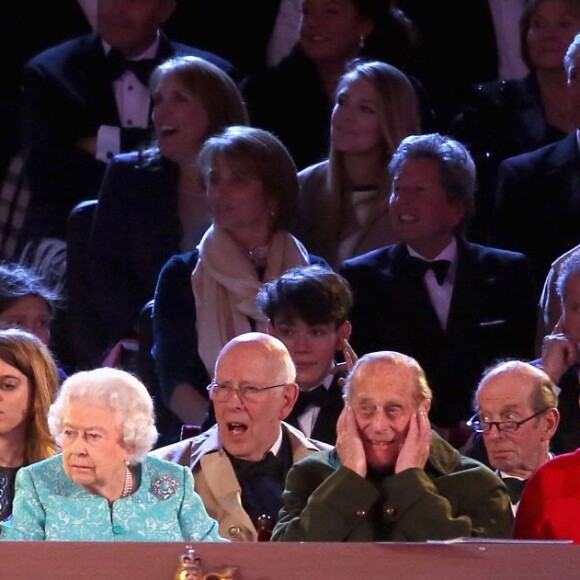 Camilla Parker Bowles, la princesse Eugenie et la princesse Beatrice d'York, le roi du Bahrein, Hamed ben Issa Al Khalifa, la reine Elizabeth II, le prince Philip et la duchesse Catherine de Cambridge lors du spectacle équestre présenté le 15 mai 2016 au château de Windsor en l'honneur des 90 ans de la reine Elizabeth II.
