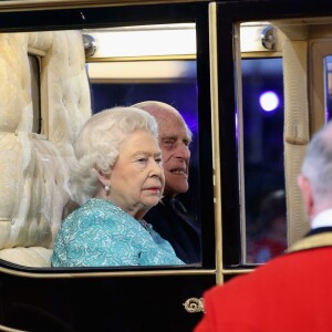 La reine Elizabeth II et le prince Philip arrivant dans le carrosse du jubilé de diamant pour le spectacle équestre présenté le 15 mai 2016 au château de Windsor en l'honneur des 90 ans de la monarque.