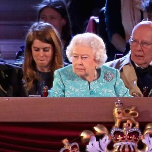 Camilla Parker Bowles, la princesse Eugenie et la princesse Beatrice d'York, le roi du Bahrein, Hamed ben Issa Al Khalifa, la reine Elizabeth II, le prince Philip et la duchesse Catherine de Cambridge lors du spectacle équestre présenté le 15 mai 2016 au château de Windsor en l'honneur des 90 ans de la reine Elizabeth II.