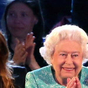 La reine Elizabeth II (derrière elle, sa petite-fille la princesse Beatrice d'York) ravie lors du spectacle équestre présenté le 15 mai 2016 au château de Windsor en l'honneur de ses 90 ans.