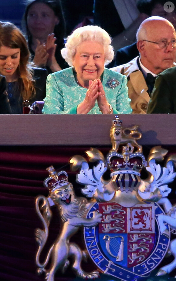 La reine Elizabeth II (derrière elle, sa petite-fille la princesse Beatrice d'York) ravie lors du spectacle équestre présenté le 15 mai 2016 au château de Windsor en l'honneur de ses 90 ans.