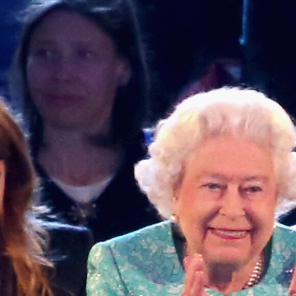 La reine Elizabeth II (derrière elle, sa petite-fille la princesse Beatrice d'York) ravie lors du spectacle équestre présenté le 15 mai 2016 au château de Windsor en l'honneur de ses 90 ans.