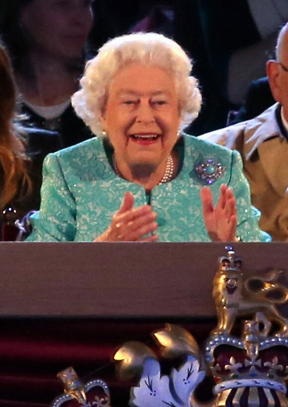La reine Elizabeth II ravie lors du spectacle équestre présenté le 15 mai 2016 au château de Windsor en l'honneur de ses 90 ans.