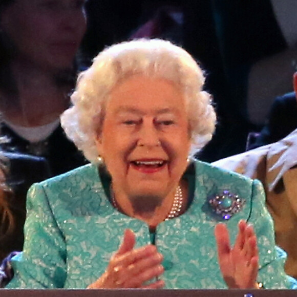 La reine Elizabeth II ravie lors du spectacle équestre présenté le 15 mai 2016 au château de Windsor en l'honneur de ses 90 ans.