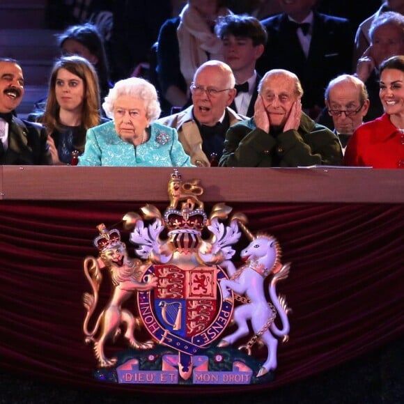 Camilla Parker Bowles, la princesse Eugenie et la princesse Beatrice d'York, le roi du Bahrein, Hamed ben Issa Al Khalifa, la reine Elizabeth II, le prince Philip et la duchesse Catherine de Cambridge lors du spectacle équestre présenté le 15 mai 2016 au château de Windsor en l'honneur des 90 ans de la reine Elizabeth II.