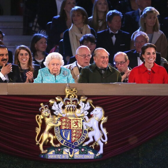 Camilla Parker Bowles, la princesse Eugenie et la princesse Beatrice d'York, le roi du Bahrein, Hamed ben Issa Al Khalifa, la reine Elizabeth II, le prince Philip et la duchesse Catherine de Cambridge lors du spectacle équestre présenté le 15 mai 2016 au château de Windsor en l'honneur des 90 ans de la reine Elizabeth II.