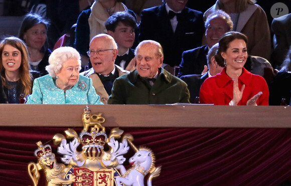 La princesse Beatrice d'York, la reine Elizabeth II, le prince Philip et Kate Middleton lors du spectacle équestre présenté le 15 mai 2016 au château de Windsor en l'honneur des 90 ans de la reine Elizabeth II.