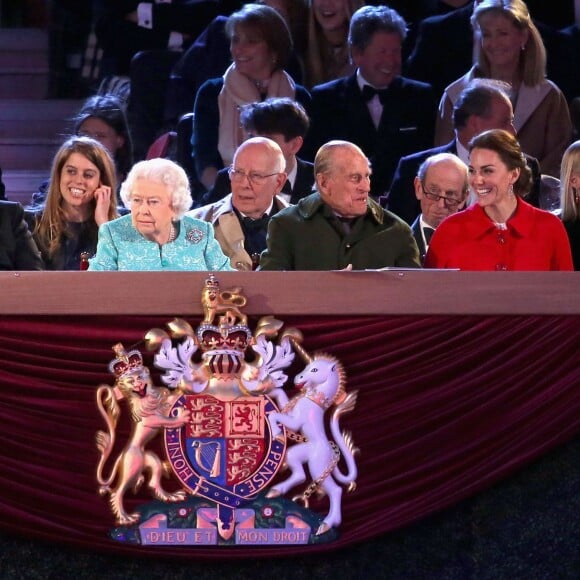 Camilla Parker Bowles, la princesse Eugenie et la princesse Beatrice d'York, le roi du Bahrein, Hamed ben Issa Al Khalifa, la reine Elizabeth II, le prince Philip et la duchesse Catherine de Cambridge lors du spectacle équestre présenté le 15 mai 2016 au château de Windsor en l'honneur des 90 ans de la reine Elizabeth II.