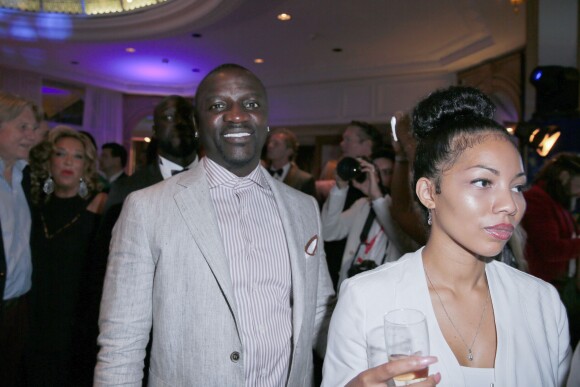 Le chanteur Akon et sa femme - Soirée "Generous People" pour la fondation "The Heart Fund" du Dr David Luu, qui lutte contre les maladies cardiovasculaires, lors du 69ème festival international du film de Cannes le 16 mai 2016. © Philippe Doignon/Bestimage