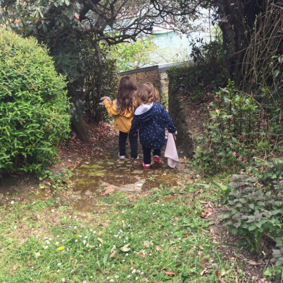 Marc-Olivier Fogiel poste une adorable photo de ses filles, Mila (5 ans) et Lily (3 ans). Mai 2016.