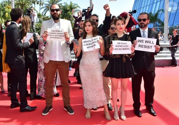 Montée des marches du film "Aquarius" lors du 69e Festival International du Film de Cannes. Le 17 mai 2016. © Giancarlo Gorassini/Bestimage