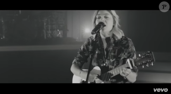 Louane : Des images de sa tournée pour Chambre 12 dans le clip Tourne (live)