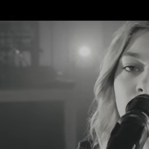 Louane : Des images de sa tournée pour Chambre 12 dans le clip Tourne (live)