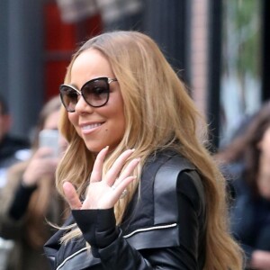 Mariah Carey pose pour les photographes dans les rues de New York, le 17 mai 2016