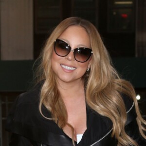 Mariah Carey pose pour les photographes dans les rues de New York, le 17 mai 2016