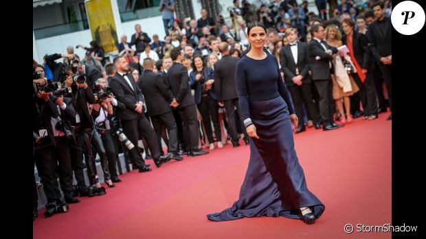  Juliette Binoche - Montée des marches du film &quot;Ma Loute&quot; lors du 69ème Festival du Film de Cannes. Le 13 mai 2016.  