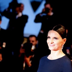 Juliette Binoche - Descente des marches du film "Ma Loute" lors du 69ème Festival International du Film de Cannes. Le 13 mai 2016. © Dominique Jacovides- Cyril - Moreau/Bestimage