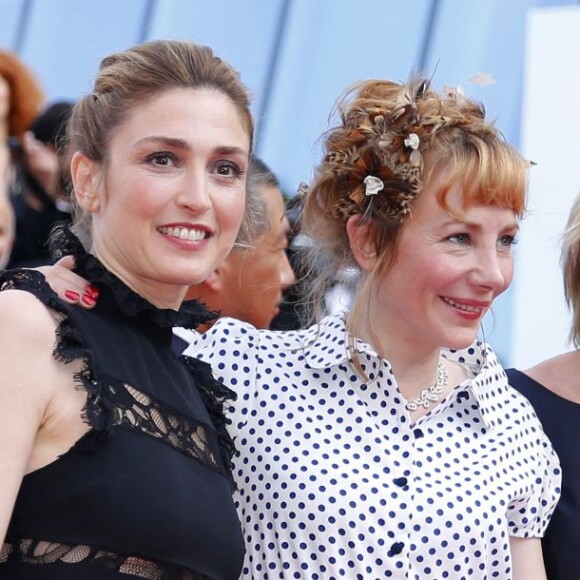 Julie Depardieu, Chantal Ladesou, Julie Gayet - Montée des marches du film "La fille inconnue" lors du 69ème Festival du Film de Cannes. Le 18 mai 2016. © Borde-Jacovides-Moreau/Bestimage