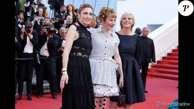 Julie Depardieu, Chantal Ladesou, Julie Gayet - Montée des marches du film &quot;La fille inconnue&quot; lors du 69ème Festival du Film de Cannes. Le 18 mai 2016.