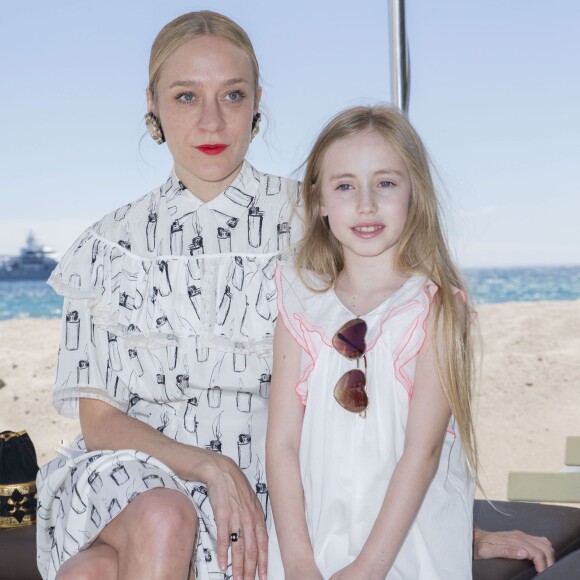 Chloë Sévigny et Edie Yvonne - Photocall organisé à l'occasion de la présentation en clôture de la Semaine de la Critique des 3 courts-métrages "Bonne Figure" de S.Kiberlain, "Kitty" de C.Sévigny et "En Moi" de L.Casta lors du 69 ème Festival International du Film de Cannes le 19 mai 2016 © Borde-Moreau / Bestimage