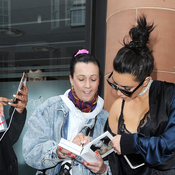 Kim Kardashian quitte le restaurant "C London" à Londres, le 21 mai 2016.