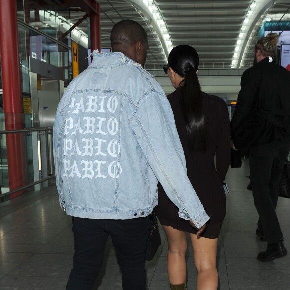 Kim Kardashian et son mari Kanye West arrivent à l'aéroport d'Heathrow à Londres, le 22 mai 2016.
