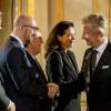 Le roi Philippe de Belgique, qui salue ici le Premier ministre Charles Michel, et la reine Mathilde de Belgique présidaient le 22 mai 2016 au palais royal à Bruxelles une cérémonie d'hommage aux victimes des attentats terroristes perpétrés le 22 mars 2016.