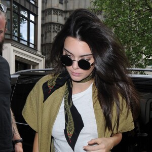 Kim Kardashian et sa soeur Kendall Jenner déjeunent ensemble à Londres le 23 mai 2016