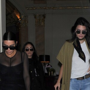Kim Kardashian est allée déjeuner avec sa soeur Kendall Jenner à Londres. Le 23 mai 2016