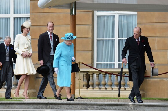 Kate Middleton et le prince William se joignaient à la reine Elizabeth II et au duc d'Edimbourg lors d'une garden party organisée dans les jardins de Buckingham Palace le 24 mai 2016.