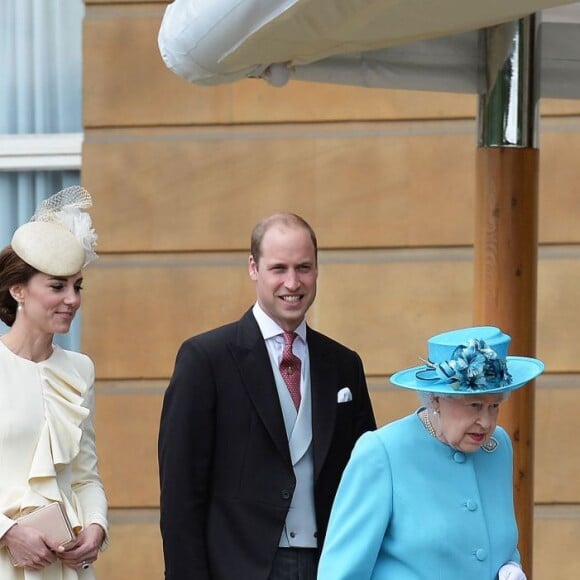 Kate Middleton et le prince William se joignaient à la reine Elizabeth II et au duc d'Edimbourg lors d'une garden party organisée dans les jardins de Buckingham Palace le 24 mai 2016.