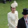 Kate Middleton et le prince William lors d'une garden party organisée par Elizabeth II dans les jardins de Buckingham Palace le 24 mai 2016.