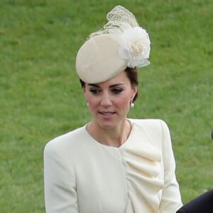 Kate Middleton et le prince William lors d'une garden party organisée par Elizabeth II dans les jardins de Buckingham Palace le 24 mai 2016.