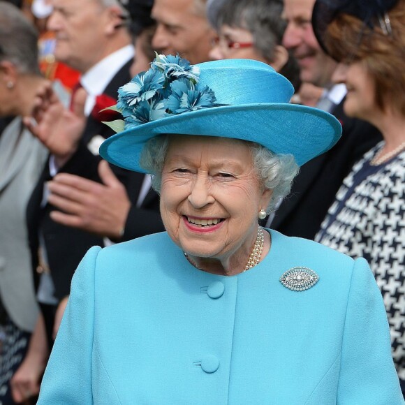 La reine Elizabeth II lors d'une garden party organisée dans les jardins de Buckingham Palace le 24 mai 2016.