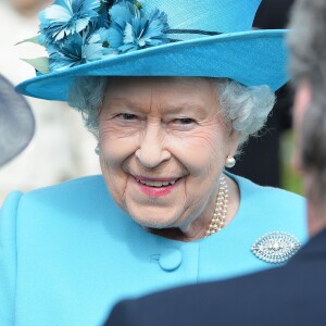 La reine Elizabeth II lors d'une garden party organisée dans les jardins de Buckingham Palace le 24 mai 2016.