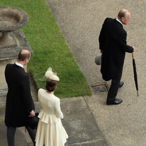 Kate Middleton et le prince William se sont joints à la reine Elizabeth II et au duc d'Edimbourg lors d'une garden party organisée dans les jardins de Buckingham Palace le 24 mai 2016.