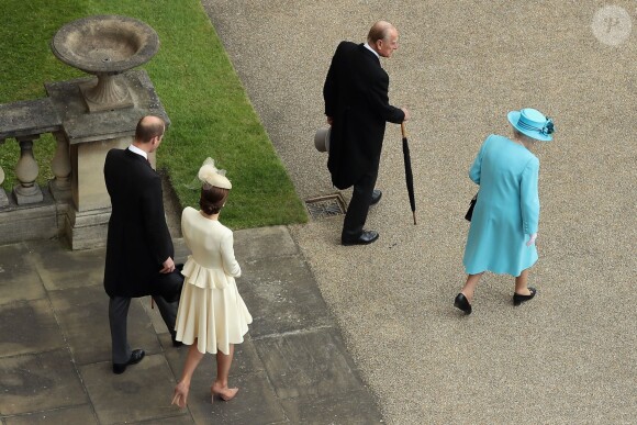 Kate Middleton et le prince William se sont joints à la reine Elizabeth II et au duc d'Edimbourg lors d'une garden party organisée dans les jardins de Buckingham Palace le 24 mai 2016.