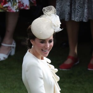 Kate Middleton, en Alexander McQueen, lors d'une garden party organisée dans les jardins de Buckingham Palace le 24 mai 2016.