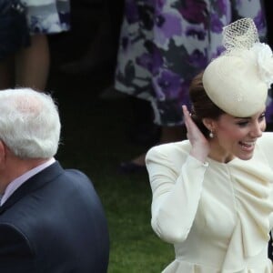 Kate Middleton, en Alexander McQueen, lors d'une garden party organisée dans les jardins de Buckingham Palace le 24 mai 2016.