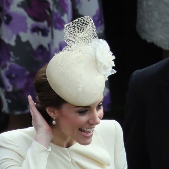 Kate Middleton, en Alexander McQueen, lors d'une garden party organisée dans les jardins de Buckingham Palace le 24 mai 2016.