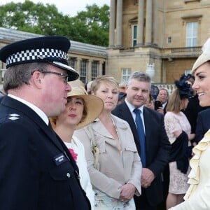 Kate Middleton, en Alexander McQueen, lors d'une garden party organisée dans les jardins de Buckingham Palace le 24 mai 2016.