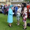 La reine Elizabeth II lors d'une garden party organisée dans les jardins de Buckingham Palace le 24 mai 2016.