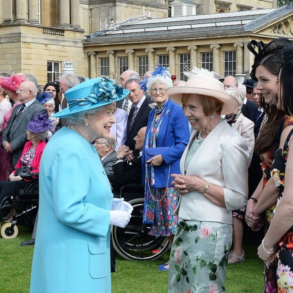 La reine Elizabeth II lors d'une garden party organisée dans les jardins de Buckingham Palace le 24 mai 2016.